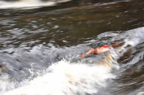 Rapaz nos mostra como enfrentar as corredeiras do Urubuí sem bóias ou coletes! (em Presidente Figueiredo - AM)